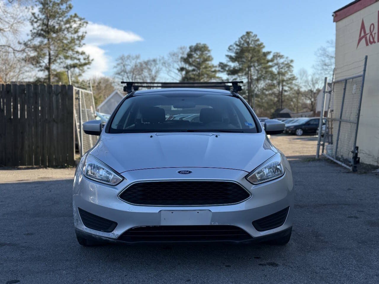 Used 2018 Ford Focus SE FWD image 2