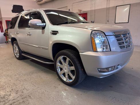 Used 2010 Cadillac Escalade Luxury AWD/4WD image 1