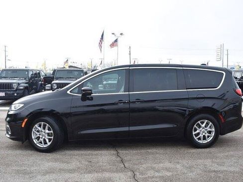 Used 2025 Chrysler Pacifica Select FWD image 3