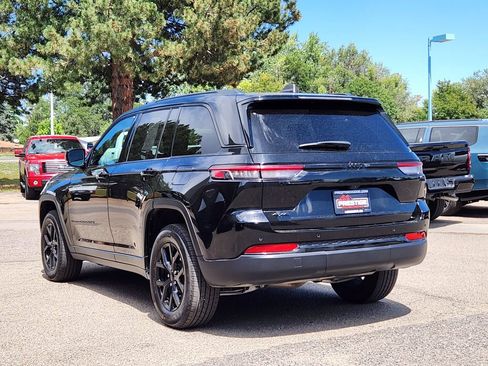 Used 2025 Jeep Grand Cherokee Altitude AWD/4WD image 3
