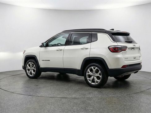Used 2025 Jeep Compass Latitude AWD/4WD image 6