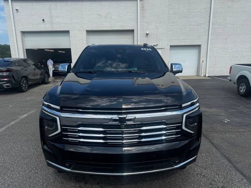 Used 2025 Chevrolet Suburban Premier AWD/4WD image 8