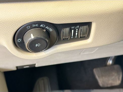 Used 2023 Chrysler Pacifica Touring-L FWD image 12