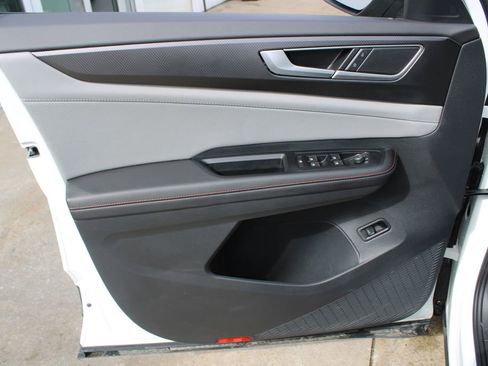 Certified 2025 Volkswagen Atlas Peak Edition SE AWD/4WD image 9