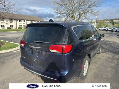 Used 2020 Chrysler Pacifica Touring-L image 5