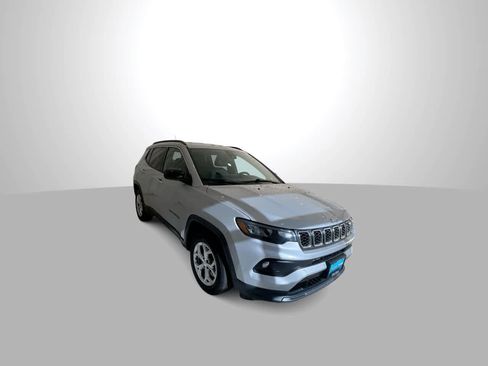 Used 2024 Jeep Compass Latitude AWD/4WD image 2
