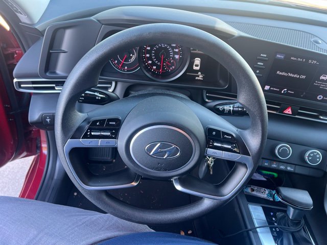 Certified 2021 Hyundai Elantra SE w/ Cargo Package FWD image 5