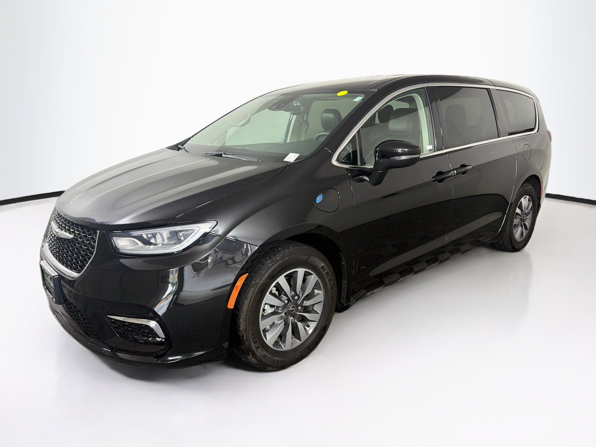 Used 2023 Chrysler Pacifica Touring-L FWD image 3