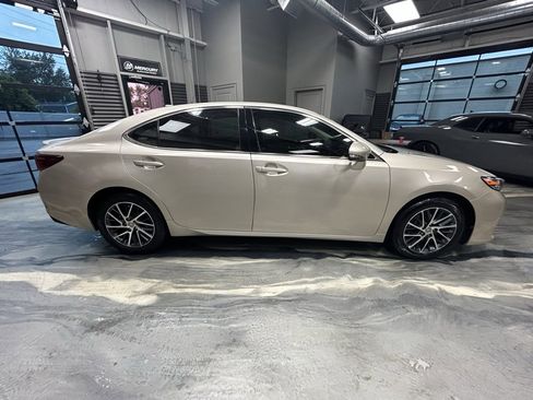 Used 2016 Lexus ES 350 350 w/ Navigation System Package image 32