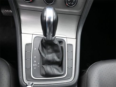 Used 2015 Volkswagen Golf S image 23