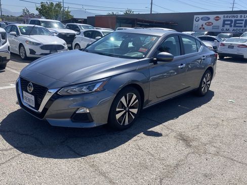 Used 2022 Nissan Altima 2.5 SV FWD image 2