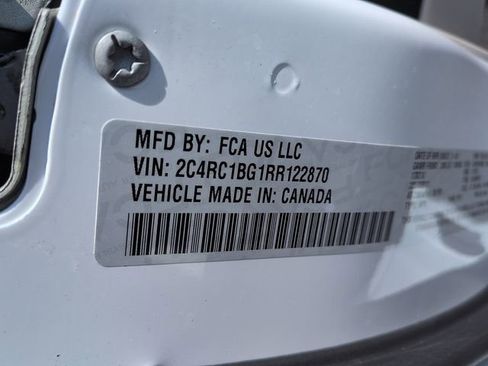 Used 2024 Chrysler Pacifica Touring-L image 12