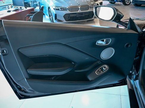 Used 2022 Aston Martin V8 Vantage Coupe image 18