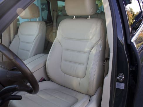 Used 2012 Volkswagen Touareg TDI image 12