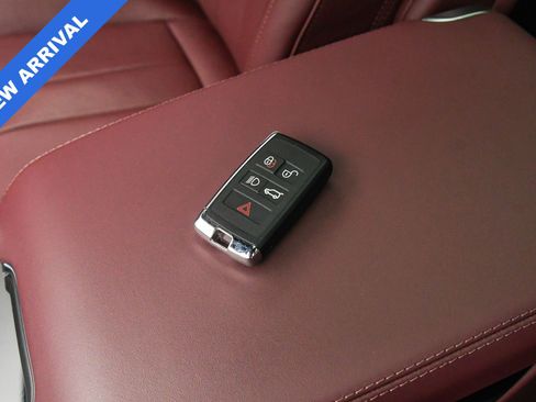 Used 2025 Land Rover Range Rover SE image 22