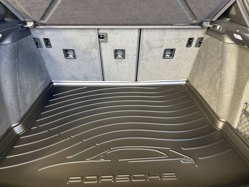 Certified 2026 Porsche Macan AWD/4WD image 17