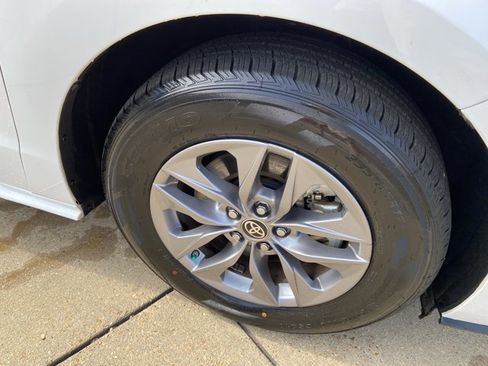 Used 2024 Toyota Sienna LE image 31