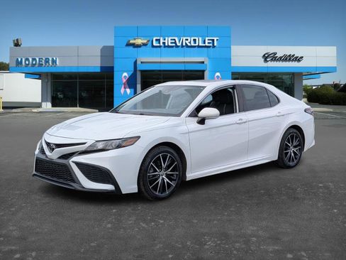 Used 2022 Toyota Camry SE w/ Convenience Package image 3
