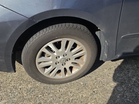 Used 2009 Toyota Sienna XLE image 3