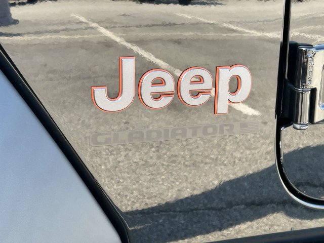 Used 2024 Jeep Gladiator Mojave w/ Technology Group AWD/4WD image 10
