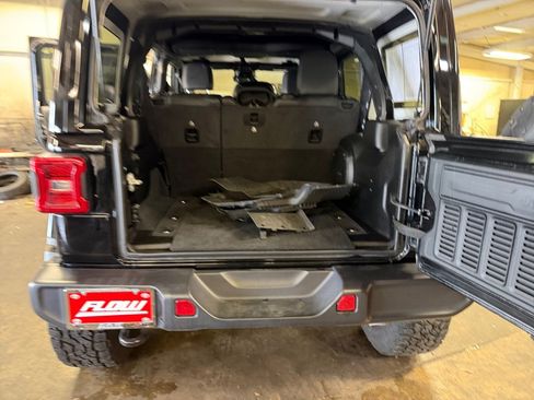Used 2024 Jeep Wrangler Unlimited Sahara w/ Technology Group AWD/4WD image 18