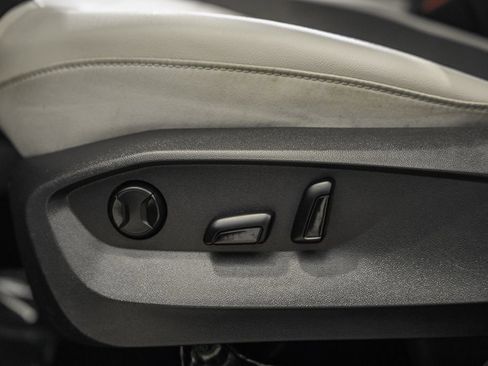 Used 2025 Volkswagen Taos SE w/ Panoramic Sunroof Package image 42