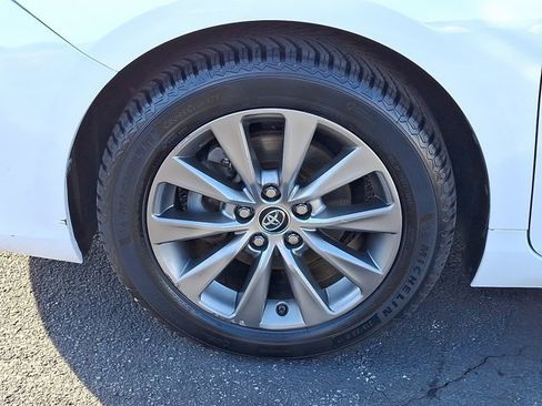 Used 2015 Toyota Camry XLE image 9