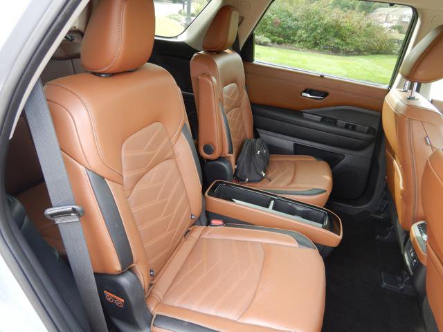 Used 2024 Nissan Pathfinder Platinum AWD/4WD image 16