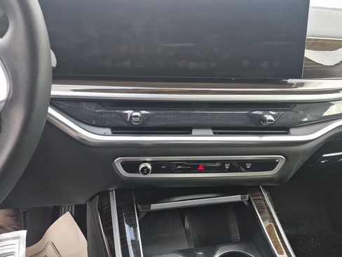 Used 2024 BMW X7 xDrive40i image 32