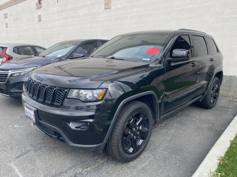 Used 2018 Jeep Grand Cherokee Laredo AWD/4WD image 2