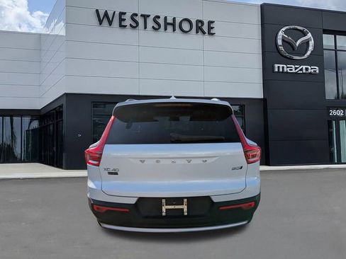 Used 2023 Volvo XC40 B5 Plus image 4