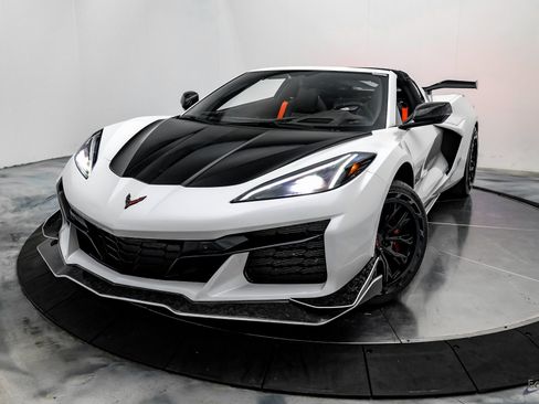 Used 2023 Chevrolet Corvette Z06 w/ Z07 Performance Package image 4