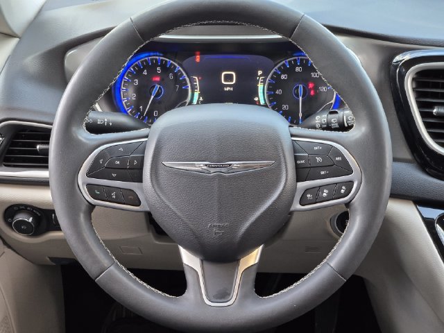 Certified 2024 Chrysler Pacifica Touring-L FWD image 26
