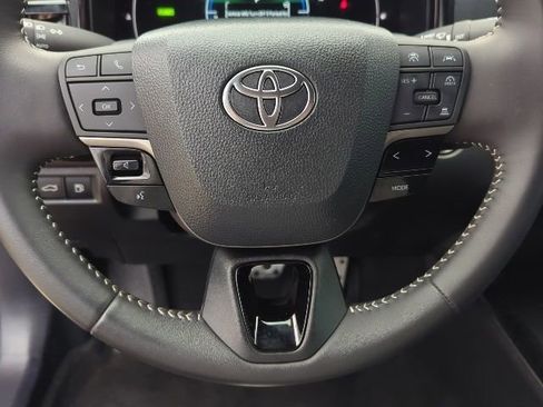 Used 2025 Toyota Camry SE image 5