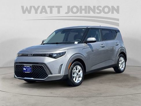 Used 2025 Kia Soul LX w/ LX Technology Package FWD image 1