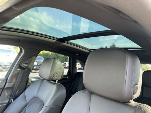 Used 2018 Porsche Macan BASE image 20