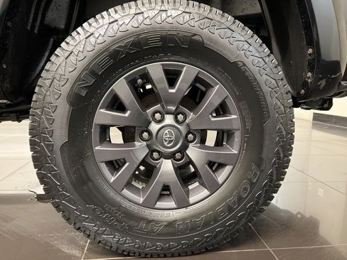 Used 2020 Toyota Tacoma SR5 w/ Technology Package image 7