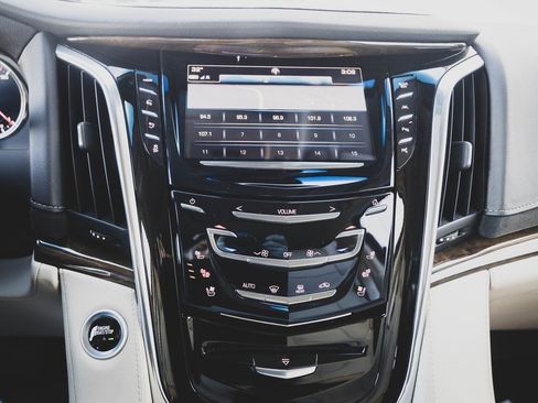 Used 2018 Cadillac Escalade Luxury image 5