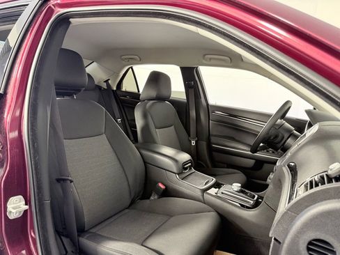 Used 2023 Chrysler 300 Touring w/ Sport Appearance Package image 12