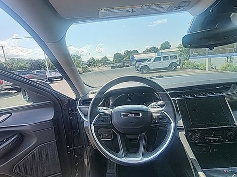 Used 2023 Jeep Grand Cherokee L Laredo w/ Luxury Tech Group I AWD/4WD image 2