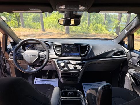Used 2021 Chrysler Pacifica Touring w/ S Appearance Package FWD image 15