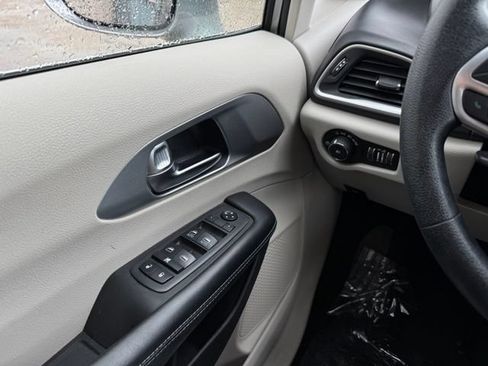 Used 2019 Chrysler Pacifica Touring Plus FWD image 33