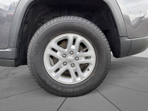 Used 2023 Jeep Grand Cherokee Laredo AWD/4WD image 24