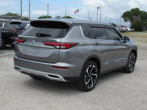 Used 2023 Mitsubishi Outlander SE FWD image 3