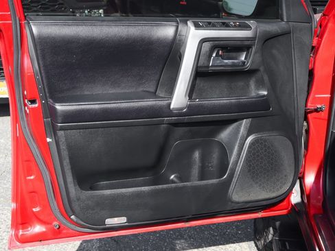 Used 2019 Toyota 4Runner SR5 AWD/4WD image 18