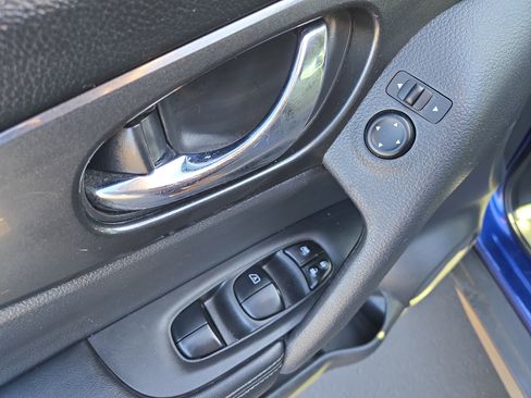 Used 2019 Nissan Rogue SV image 15