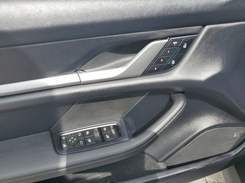 Used 2025 Porsche Taycan image 18