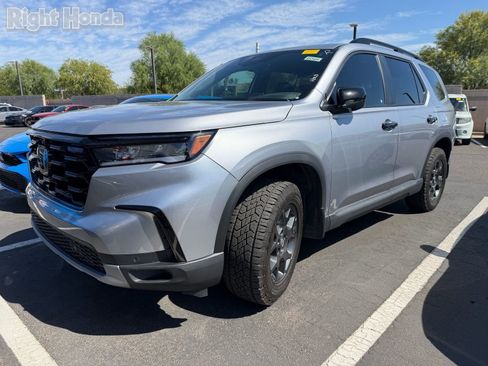 Used 2025 Honda Pilot TrailSport image 2