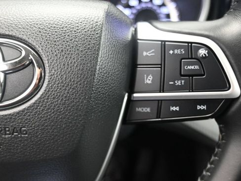 Used 2023 Toyota Highlander XLE AWD/4WD image 22