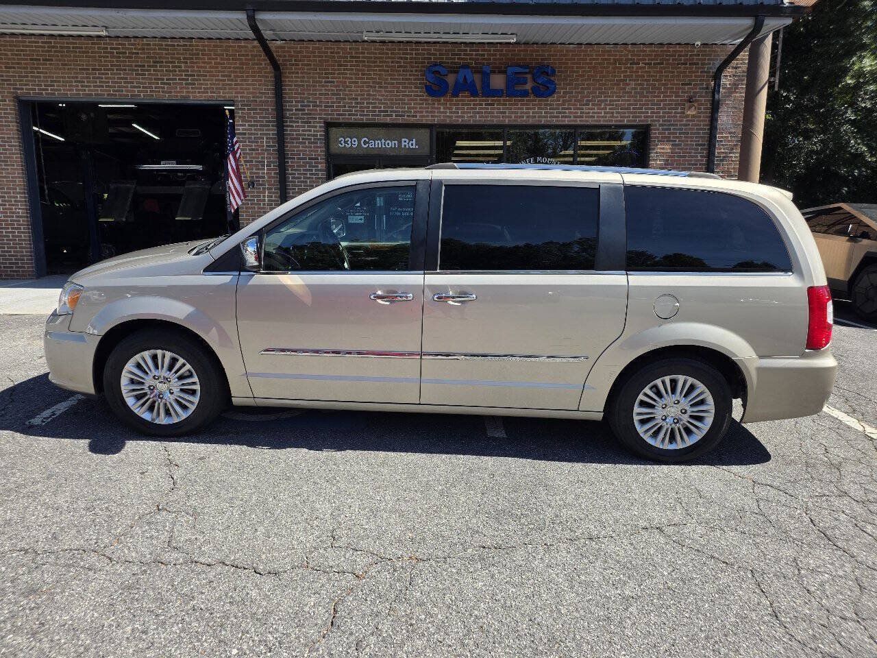 Used 2015 Chrysler Town & Country Limited Platinum FWD image 4